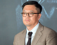 ‘하얼빈’ 우민호 감독 “혼란의 시대 관통...위로 되길”
