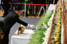 우원식 의장, 무안참사 분향소 찾아 “인재로 봐야…국회 대표해서 죄송”