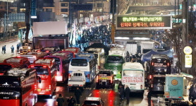 [포토] 교통정체 아닙니다 … 서울 한남대로 점거한 민주노총 등 시위단체 버스