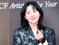 이영애, 21년만에 연극 무대 복귀하나…“‘헤다 가블러’ 출연 논의 중” [공식]