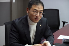 [단독] 김상욱 “친윤의 尹 추종은 잘못…전두환 추종 세력과 똑같아”
