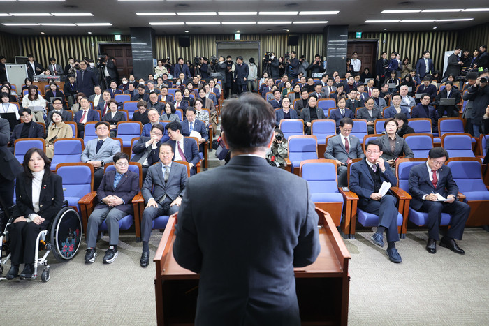 한국당과 더불어민주당, 반도체특별법 주52시간제 특례 도입 논란 속 협의회 개최...정세균 2월 국회 통과 검토
