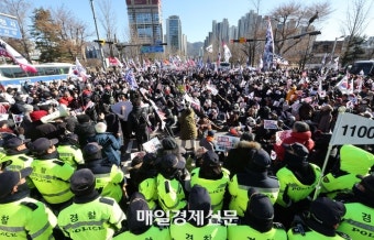 통곡하거나, 환호하거나…尹체포에 엇갈린 한남동 민심