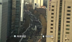 ‘尹 출석’ 서울서부지법 정문 앞 시위대 집결…지하철 애오개역 무정차 통과