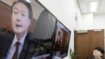 “헌재 앞에서 尹 응원해달라”…행정관, 동원령 문자에 대통령실 “오늘 사직, 개인 문자일뿐”