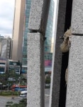 [단독] “건축 거장이 설계한 빌딩인데”…도심 한복판 11층 건물 외벽이 쿵, 큰일 날 뻔