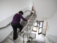 노구 이끌고 힘겹게 계단 오르면 냉골 바닥…노인 보다 늙은 지방 경로당