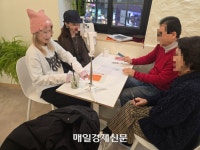 외국인들이 점괘를 더 좋아하네…생시까지 들고 사주카페 찾는다는데