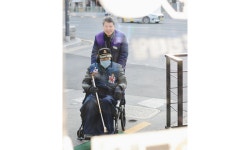 ‘100세 어르신’이 매일 편의점 출근한다는데…70대 점주와 특별한 인연