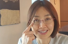 “눈과 각막 안다쳐 감사하다”…‘붉게 멍’ 안경 쓴 신애라, 무슨일이