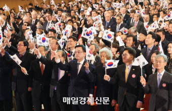 [포토] 삼일절 노래 제창하는 최 권한대행