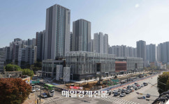 “이제 떨어진다던 집값, 이게 무슨 일”...더 강하게 돌아온 부동산 규제, 효과는 글쎄 [부동산 이기자]