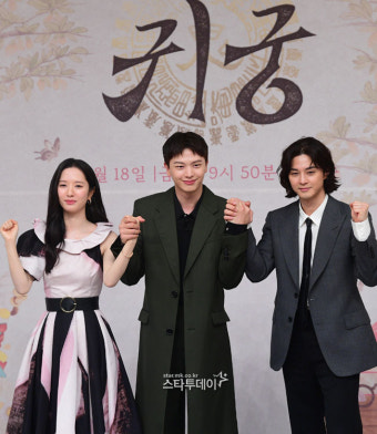 [포토]김지훈-김지연-육성재, 귀궁으로 잡은손