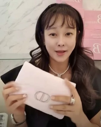 ‘명품 사은품 되팔이 논란’ 현영 “정식 구매대행”