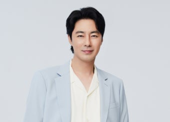 배우 조인성, 어린이날 맞아 보육원에 운동화 선물