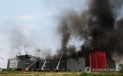 [속보] 소방 “이천 물류센터 화재 대피인원 178명으로 늘어”