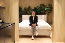 “이 가격에 구름 위에 누울 수 있는데”…화장품 이어 침대에 도전하는 회장님