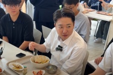 이준석, 전남대생과 학식 먹으며 “尹 내가 만난사람 중 제일 이상해”