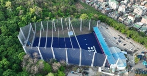 여름 더위 날리는 이색 골프연습장 ‘엠무브’ 레이저쇼에 EDM 비트 어울린 야간골프의 매력
