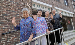 가장 낮은 곳 지켜낸 그녀들…50년의 세월 동안 이어진 약자와의 동행