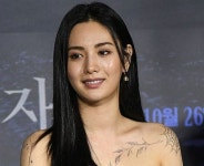 “母 부탁에 전신 타투 제거”…나나, 유일하게 남긴 ‘이 타투’는?