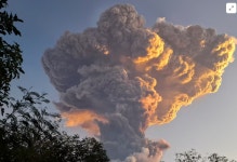 인도네시아 화산 폭발, 버섯구름 높이만 11km…발리행 항공편 줄취소