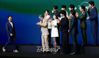 [포토] ‘파인’ 강윤성 감독, 출연진에게 박수 받으며