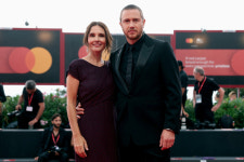 잘나가던 포토그래퍼, 가난을 택하다… 실화로 사유하는 ‘선택’이란 영원의 난제[2025 베네치아영화제]