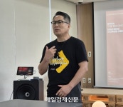 “내 워킹엔 스토리 담겨 있죠” 성수동에 시니어 모델 떴다 [매경 시니어 모델]