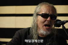 100대 명반 ‘들국화 1집’ 40년...전인권 “일흔 둘? 아직 거뜬하다” [인터뷰]