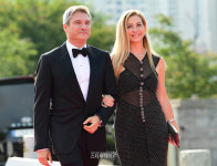 [포토] 우무트 아랄 감독, 부인과 레드카펫 나란히