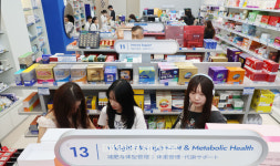 “한국 왔으면 이건 사야지”…외국인 필수 쇼핑코스 ‘약국 화장품’