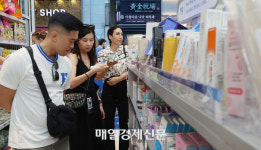 “한국 왔으면 이건 사야지”…외국인 필수 쇼핑코스 ‘약국 화장품’