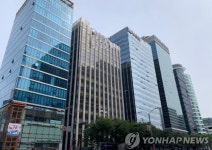 60년대생 임원 갈수록 줄어드네...100대 기업 80년대생 임원 얼마나 늘었나보니