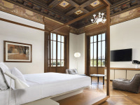 고대 유적을 발밑에… 로마 관문에 자리한 호텔의 비밀