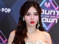 ‘공연 중 실신’ 현아, 미소 되찾았다…“모두 감사합니다”
