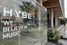 ‘BTS·세븐틴 소속사’ 하이브, 홍콩 화재 참사에 5억 기부
