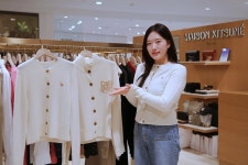 “올해의 색은 ‘클라우드 댄서’”…광주신세계, 화이트 패션 제안