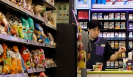 “고개 돌리면 있었는데, 하나둘 문닫아 은근 불편”…편의점 36년만에 첫 감소