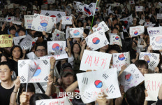 밤늦게까지 이어지는 잠실 개표소 재선거 요구 시위