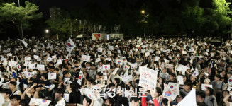 밤늦게까지 이어지는 잠실 개표소 재선거 요구 시위