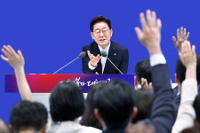 [포토] 165분 이어진 회견 21개 질문 받은 李