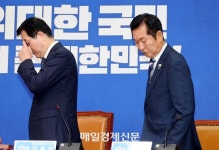 ‘전당대회 일정 조율’ 중앙위원회의 참석하는 민주당 정청래 대표