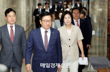 원내대책회의 참석하는 정점식 원내대표