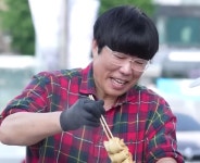 목사 된 표인봉, 서울역서 노숙인 위해 붕어빵 나눔