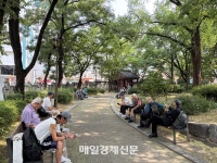 “더워 죽으나 굶어 죽으나” 탑골공원 줄선 노인들…손주들은 ‘여기’로