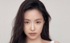 에이핑크 출신 배우 손나은, 모친상…슬픔 속 동생과 빈소지켜
