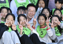 초등학교 가을운동회 찾은 이재명 대통령…아이들과 공굴리고 “이겨라”