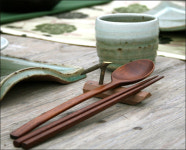 식탁위에 꽃핀 우리 건강 도자기