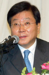 KT&G, 기업사냥꾼에 굴복
